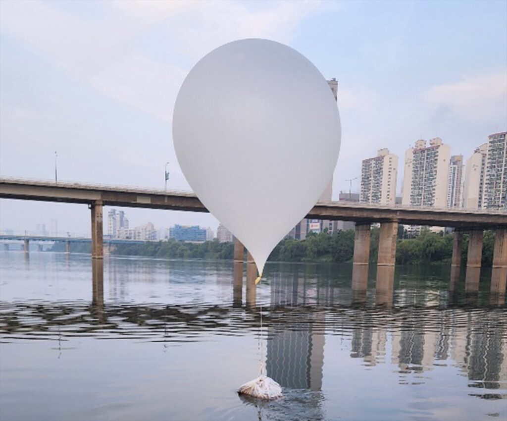 Globo con basura enviado por Corea del Norte hacia Corea del Sur / Europa Press