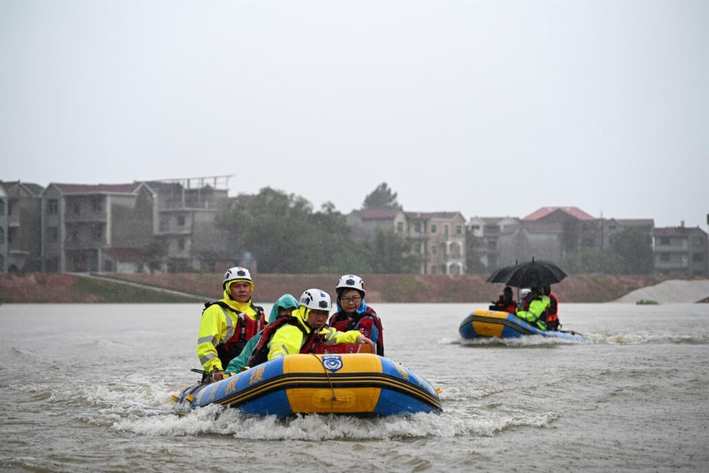 La alerta de este sábado por lluvias afecta a las provincias de Anhui, Jiangsu, Hubei, Hunan, Jiangxi y Guizhou, en el sur y el este del país