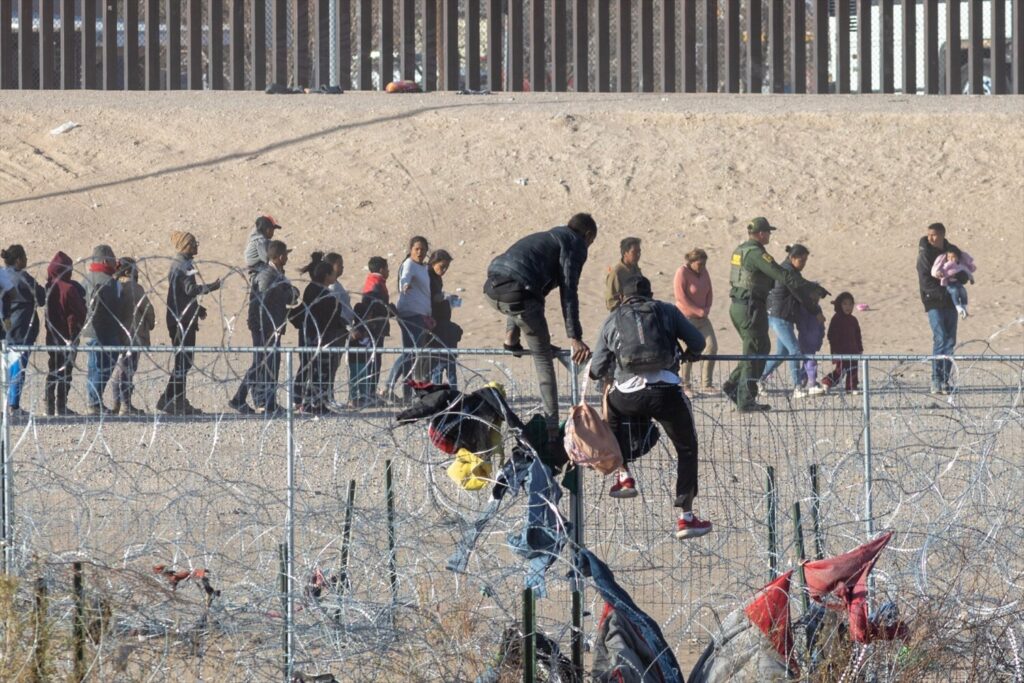 Biden toma nuevas medidas para frenar a los migrantes. Imagen: Migrantes en la frontera sur de Estados Unidos. David Peinado/Zuma Press/dpa 