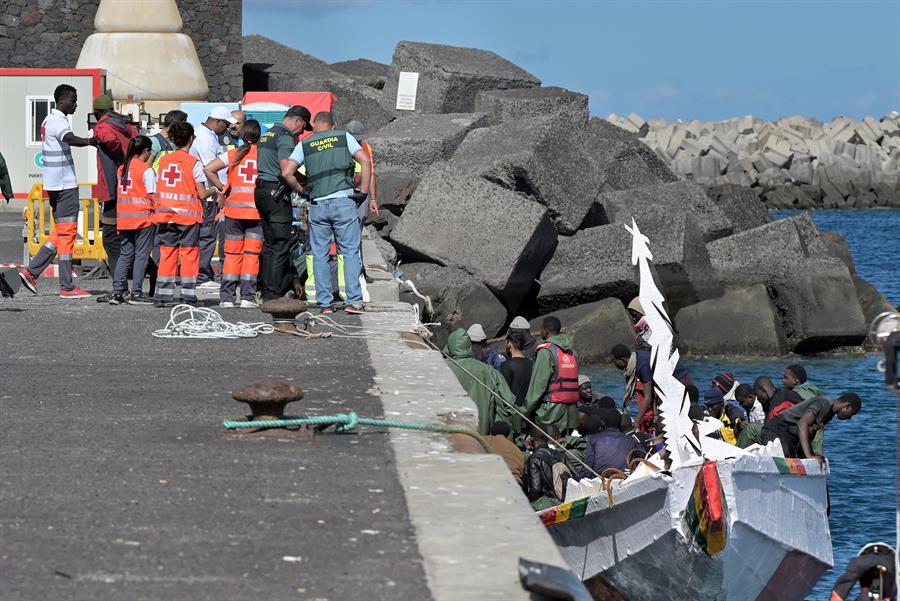 La Ruta Canaria. Imagen: Embarcación con migrante en el puerto de La Restinga, en El Hierro. Imagen EFE