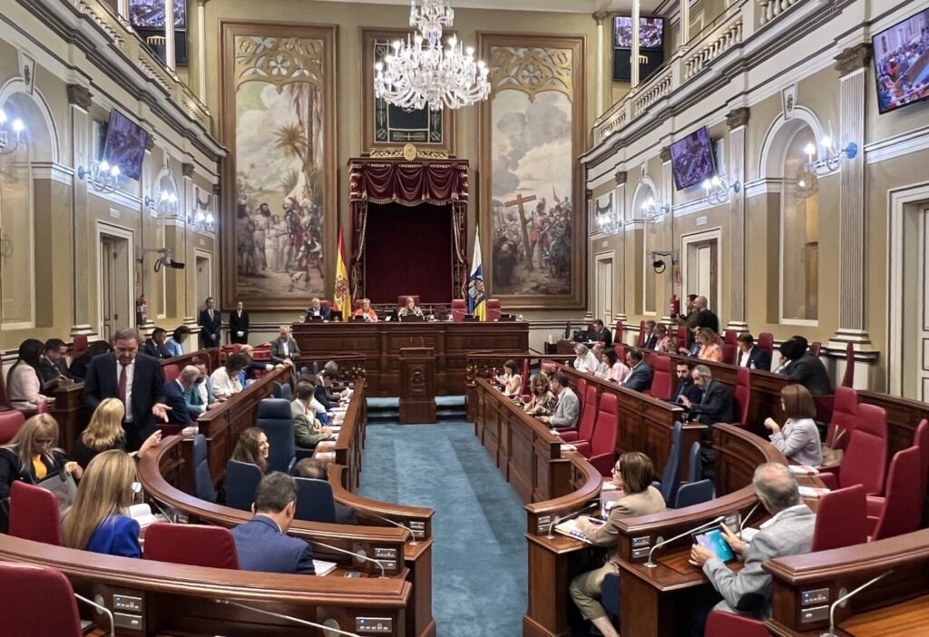 Aprobada Proposición No de Ley sobre los discursos de odio. Pleno del Parlamento de Canarias. Imagen: @parcan