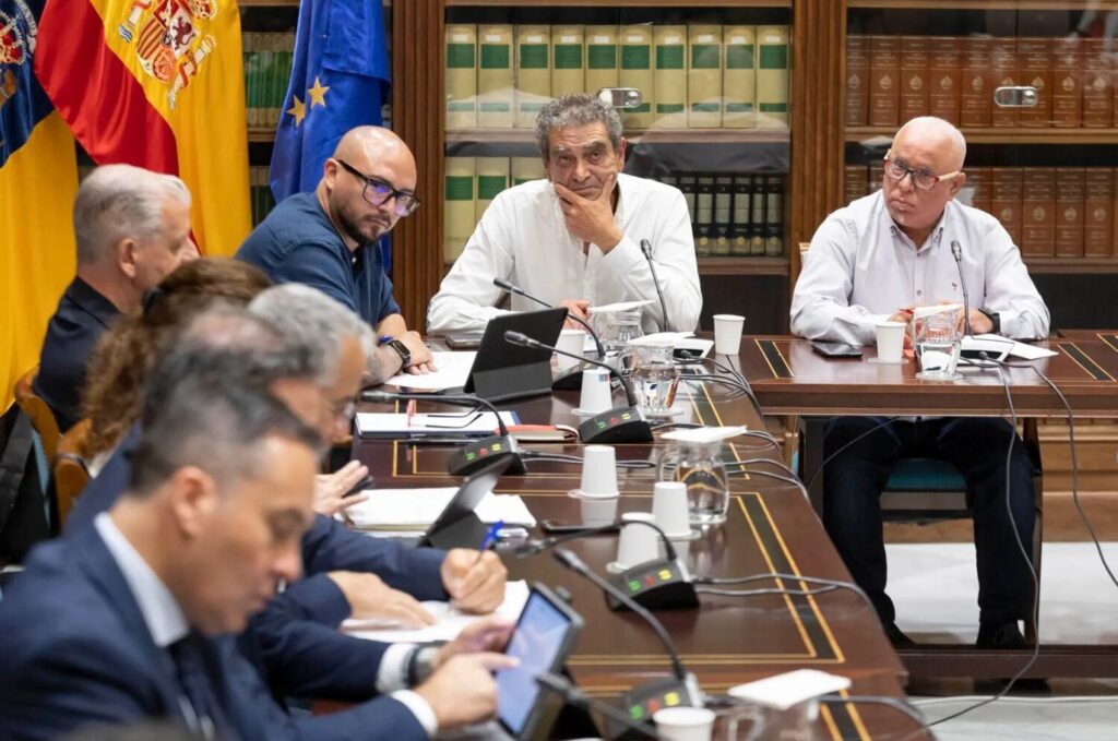 Los sindicatos CCOO y UGT comparecen en el Parlamento de Canarias. Imagen EFE
