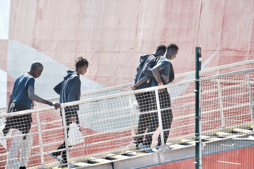 Datos de asilo. Imagen: Varios migrantes se suben a un ferry para ir hacia Tenerife desde El Hierro, a 3 de noviembre de 2023, en El Hierro. H. Bilbao - Europa Press (Archivo)