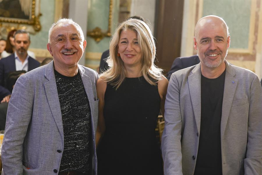 El secretario general de UGT, Pepe Álvarez posa junto al secretario general de CCOO, Unai Sordo y la ministra de Trabajo, Yolanda Díaz, durante un desayuno organizado por Nueva Economía Fórum, este martes en Madrid. EFE/Zipi Aragón
