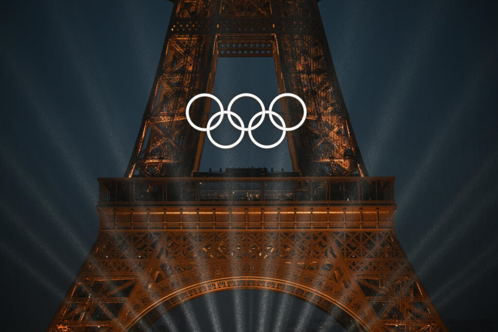 Vista de los aros olímpicos en la Torre Eiffel durante la ceremonia de inauguración /EFE/Joel Marklund POOL