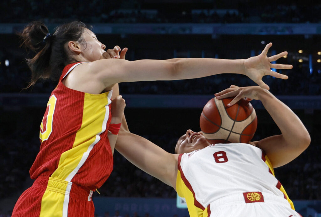 Juegos Olímpicos de París 2024 - Baloncesto - Fase de Grupo Femenino - Grupo A - España vs República Popular de China - Lille, Estadio Pierre Mauroy, Villeneve-d'Ascq, Francia - 28 de julio de 2024. Ru Zhang de China en acción contra María Araujo de España REUTERS/Evelyn Hockstein