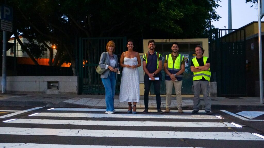 Santa Cruz de Tenerife pone en funcionamiento los primeros pasos de peatones inteligentes