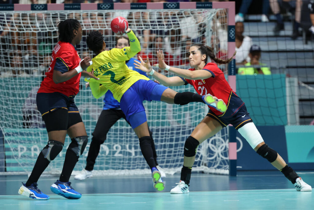 La selección española de balonmano femenino, dirigida por el canario Ambros Martín, sufre una dolorosa derrota frente a Brasil en el primer partido de los Juegos Olímpicos