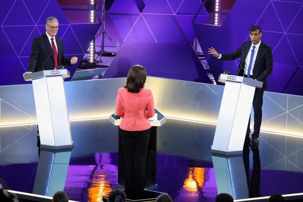 Reino Unido celebra elecciones 

26 June 2024, United Kingdom, Nottingham: Presenter Mishal Husain (C) chairs the TV debate between Keir Starmer (L), leader of the UK Labour Party, and Rishi Sunak, UK Prime Minister. Photo: Phil Noble/PA Wire/dpa 26/6/2024 ONLY FOR USE IN SPAIN