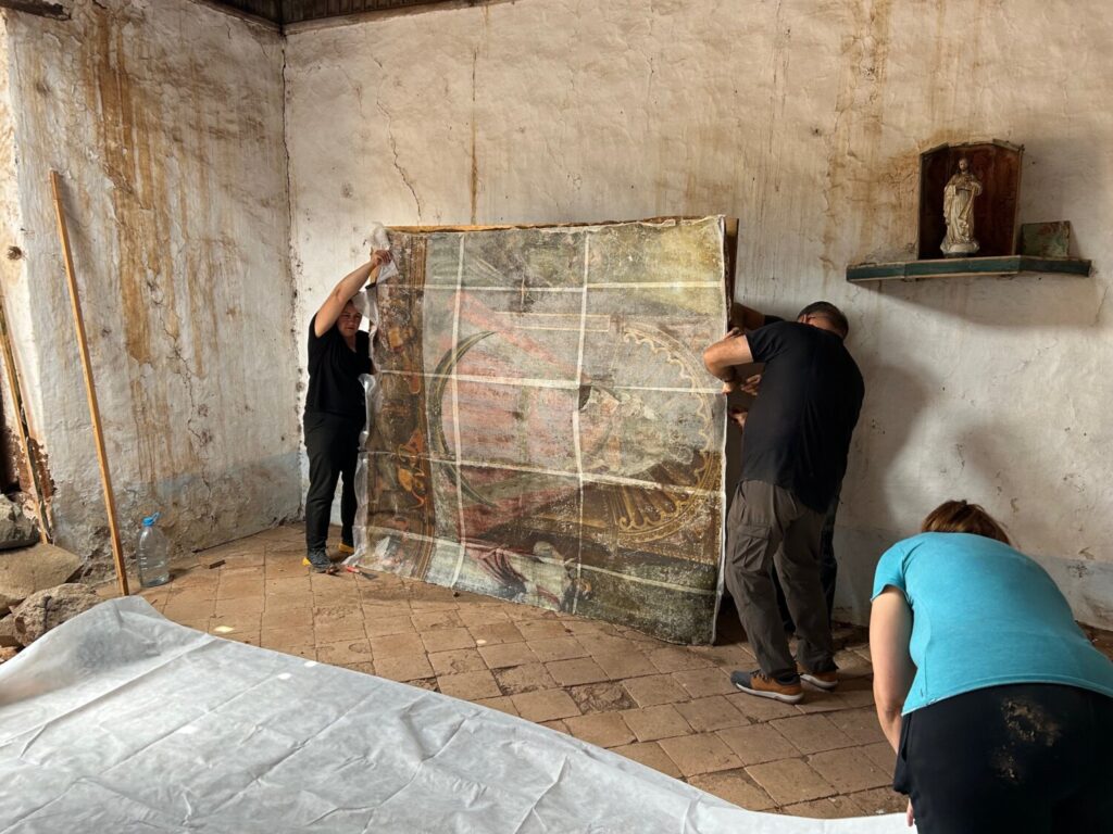 Trasporte lienzo de la Virgen de Candelaria rescatado de la Hacienda de Las Palmas de Anaga  