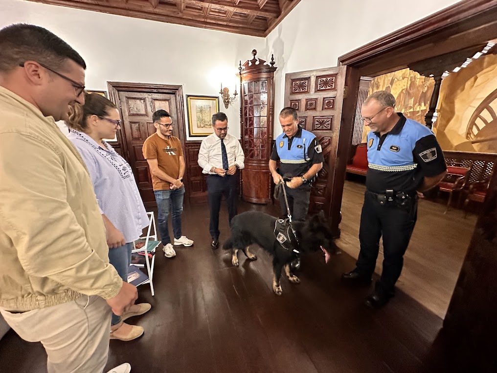 Cholo es el nuevo agente K9 Canino de la Policía Local en SC de La Palma