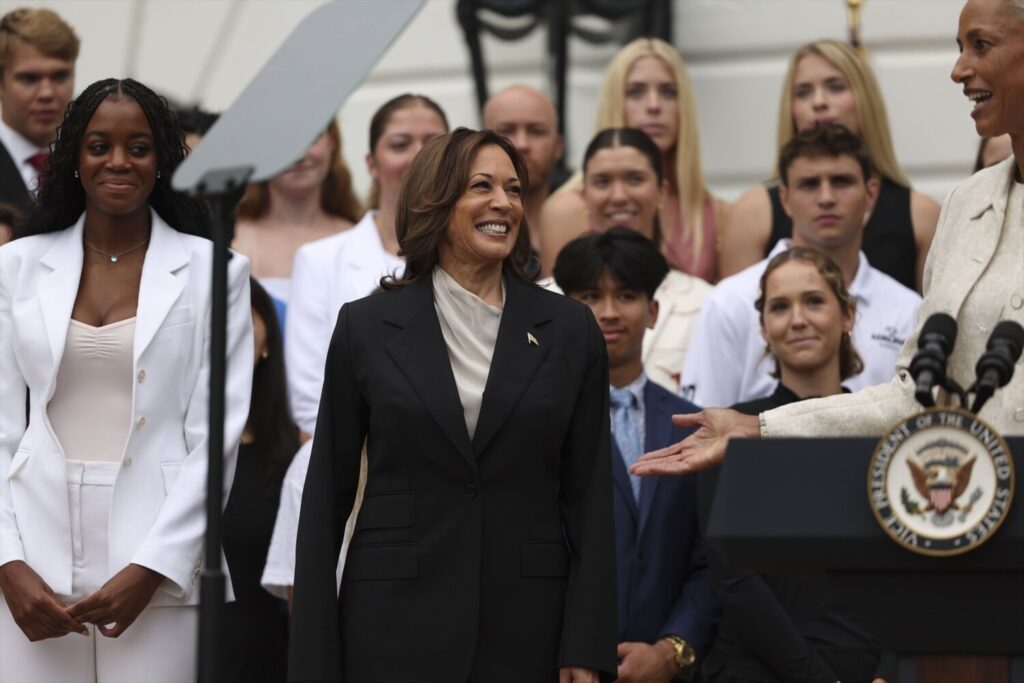 La candidata demócrata a la Presidencia de Estados Unidos y actual vicepresidenta, Kamala Harris, ha logrado este martes el apoyo del número de delegados necesarios para lograr su nominación presidencial de cara a la Convención Nacional Demócrata que se celebrará el próximo 19 de agosto en Chicago (Illinois), según estimaciones de medios estadounidenses.