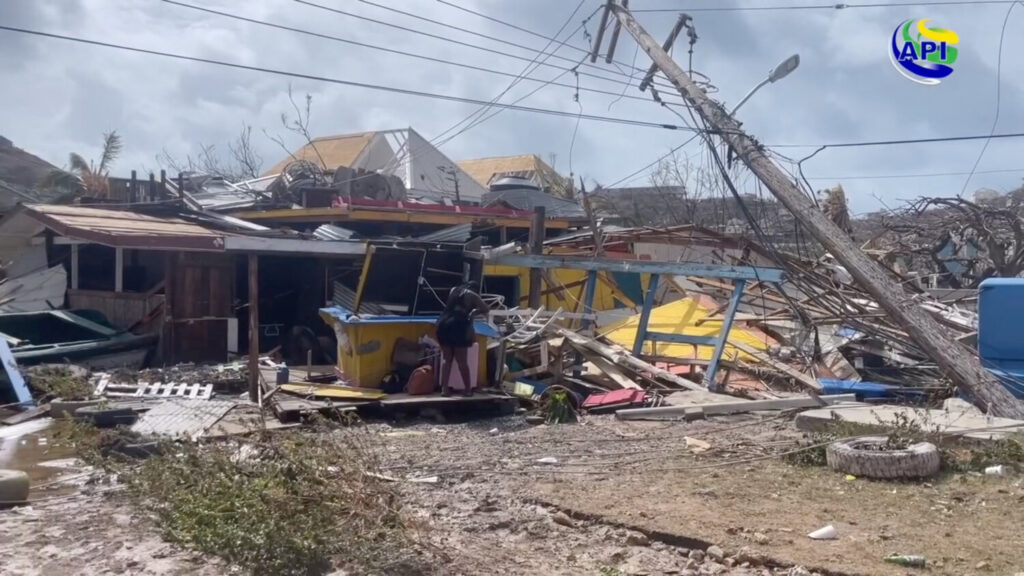 Una persona se encuentra en medio de propiedades dañadas tras el paso del huracán Beryl, en Union Island, San Vicente y las Granadinas, en esta captura de pantalla tomada de un video publicado el 2 de julio de 2024. Agencia de Información Pública de San Vicente y las Granadinas / Reuters