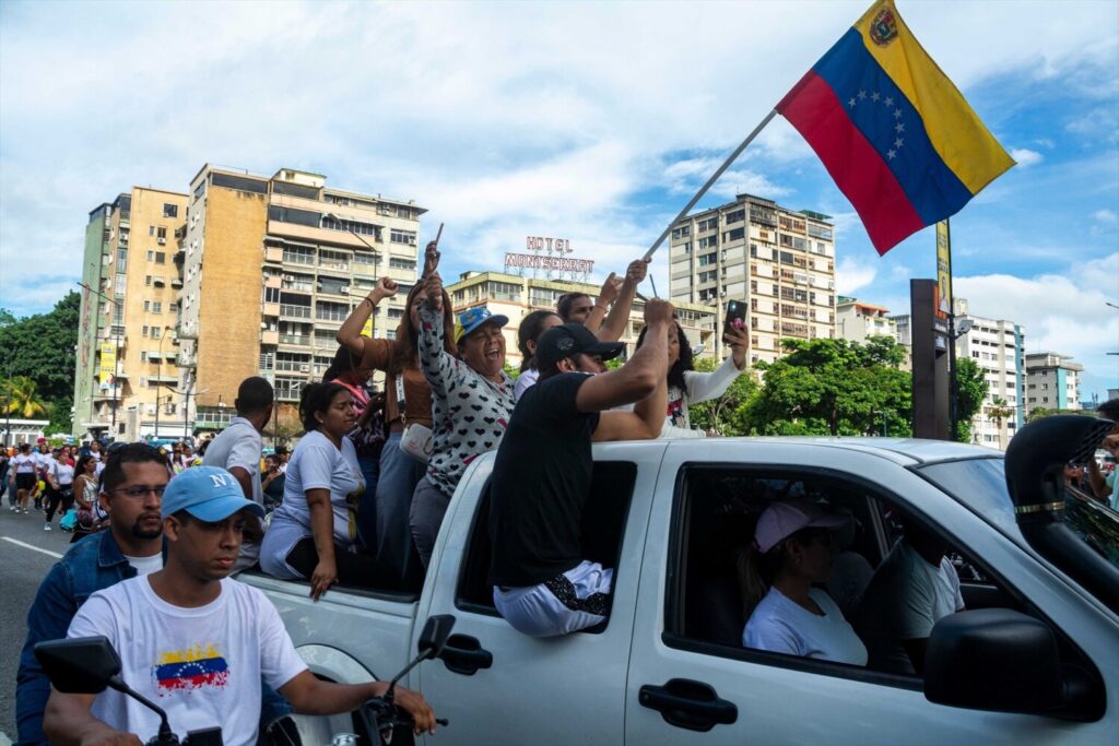 Al menos seis personas han fallecido en el marco de las protestas que han tenido lugar en las últimas horas en varias ciudades de Venezuela en protesta por la victoria del presidente Nicolás Maduro en unas elecciones que la oposición tacha de fraudulentas, según la ONG de Derechos Humanos Foro Penal.

En un primer momento la organización había informado de la muerte de un manifestante en el estado de Yaracuy, en el norte del país, si bien horas más tarde la coordinadora de Foro Penal para el estado de Zulia, Laura Valbuena, ha confirmado en sus redes sociales el fallecimiento de otras dos personas.

Poco después la ONG ha actualizado el balance con otros tres fallecidos más: uno registrado en Yaracuy, así como otros dos en el estado de Aragua y en el estado de Táchira, respectivamente.

