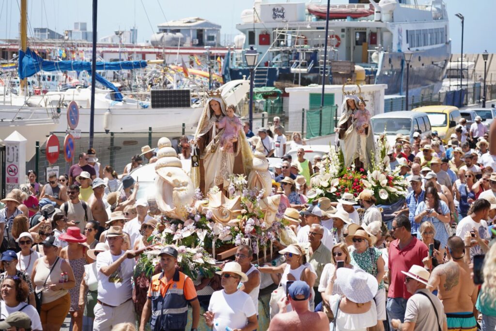 Caluroso encuentro con la Virgen del Carmen en la procesión marítima