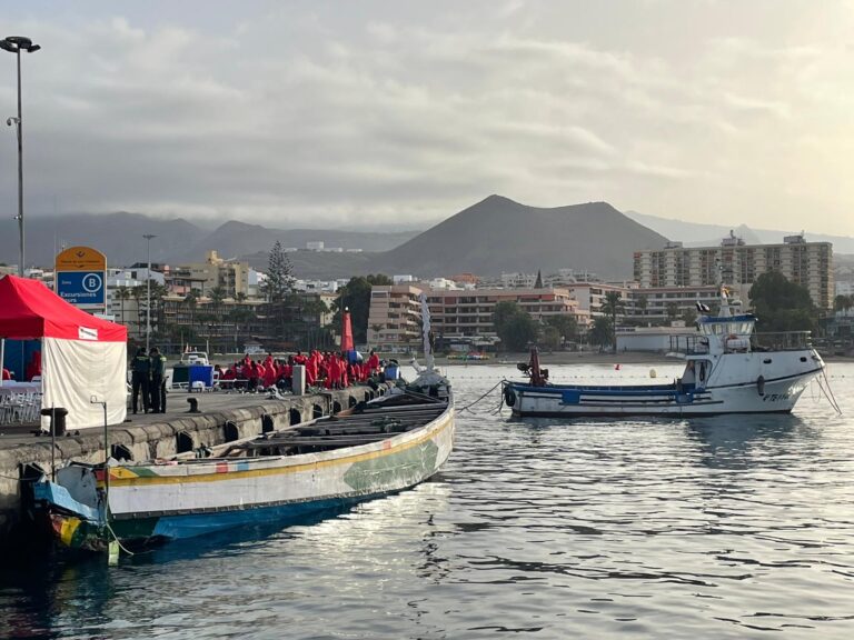 Llega a Tenerife un cayuco con 33 personas tras ser avistado a 10 millas al sur de la isla