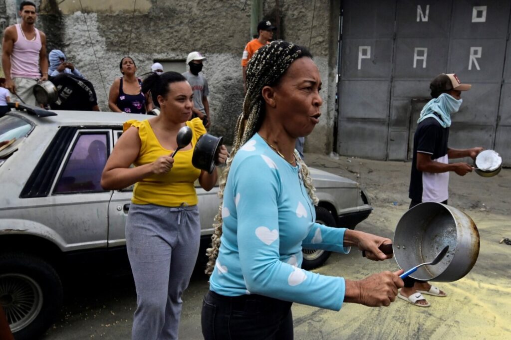 Opositores protagonizan caceroladas y cortes de carreteras en Venezuela