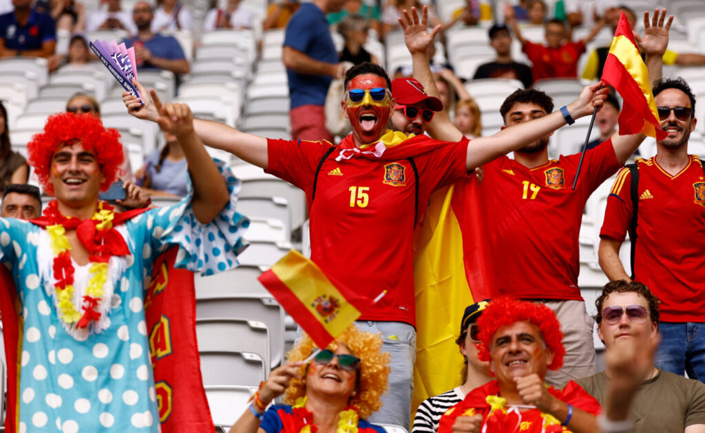 Fútbol - Grupo C de hombres - República Dominicana vs España - 27 de julio de 2024. Los aficionados de España reaccionan en las gradas antes del partido. REUTERS/Susana Vera