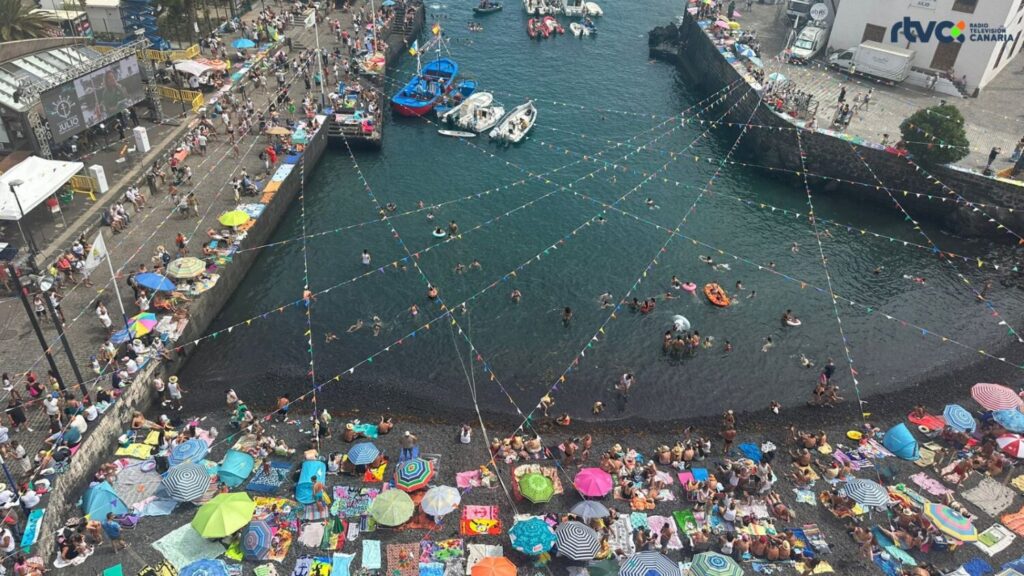 Miles de personas esperan ya a que se inicie la embarcación de la Virgen del Carmen en el Puerto de la Cruz / RTVC / Silvia Pérez 