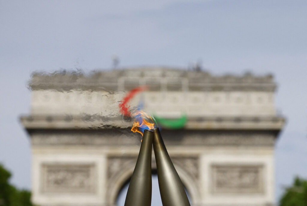 Juegos Olímpicos de París 2024 - Tours de relevo de la antorcha París - París, Francia - 15 de julio de 2024 Vista general de las llamas olímpicas en el Arco del Triunfo REUTERS/Christian Hartmann