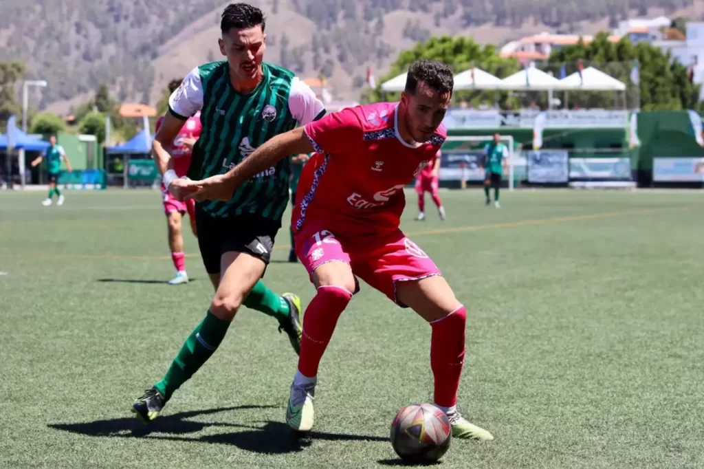 Jugada del partido entre el Atlético Paso y el CD Tenerife / CD Tenerife / Óscar Simón