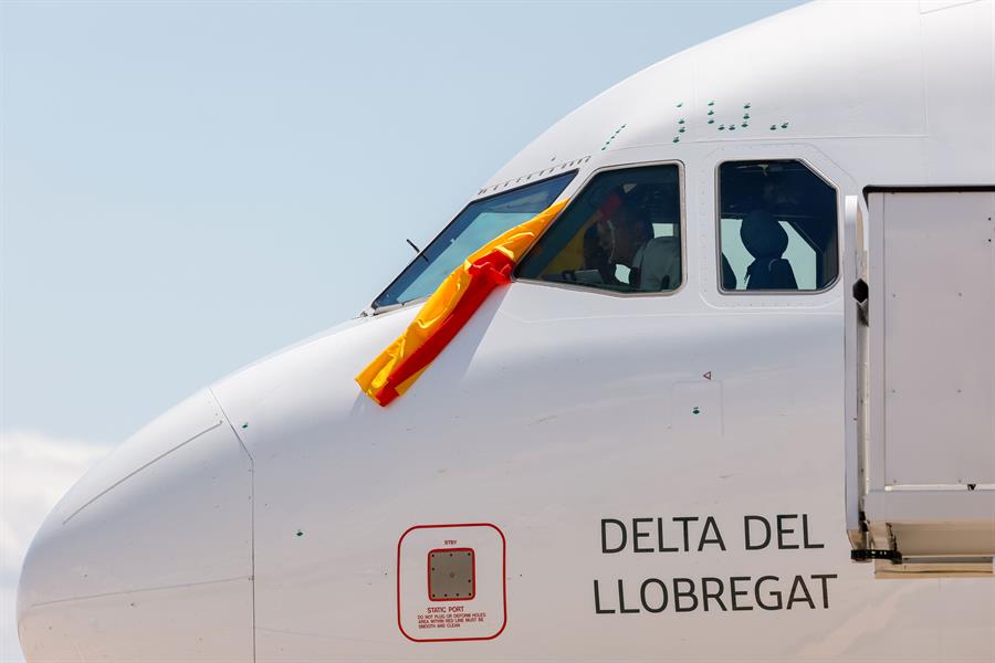 El avión de la compañía Iberia aterrizó luciendo la bandera española en la cabina de los pilotos / EFE