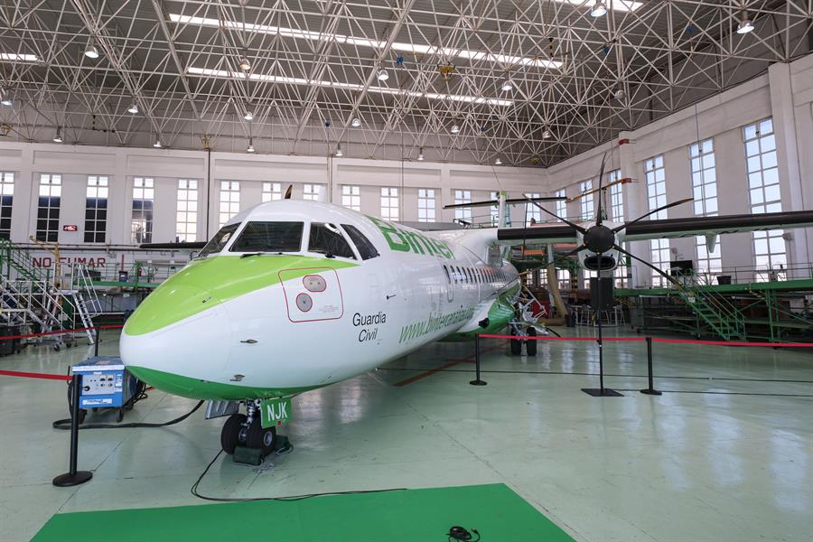 La aerolínea Binter ha presentado este martes el avión de su flota que llevará el nombre de 'Guardia Civil'. EFE/Ángel Medina G.