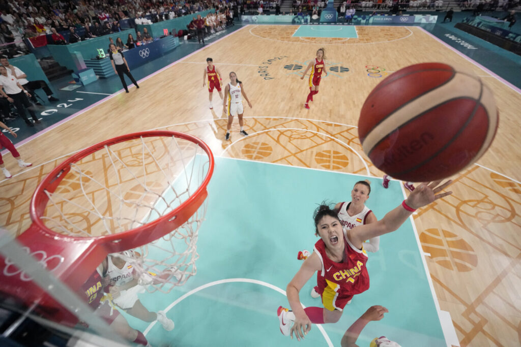 Juegos Olímpicos de París 2024 - Baloncesto - Fase de Grupo Femenino - Grupo A - España vs República Popular de China - Lille, Estadio Pierre Mauroy, Villeneve-d'Ascq, Francia - 28 de julio de 2024. Yueru Li de China en acción. Michael Conroy/Pool vía REUTERS