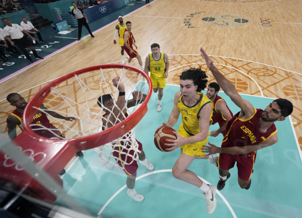 Baloncesto - Fase de grupo masculina - Grupo A - Australia vs España - Estadio Pierre Mauroy, Villeneve-d'Ascq, Francia - 27 de julio de 2024. Josh Giddey de Australia en acción en el estadio Pierre Mauroy de Lille en Villenuve D'Ascq . Mark Terrell/Pool vía REUTERS