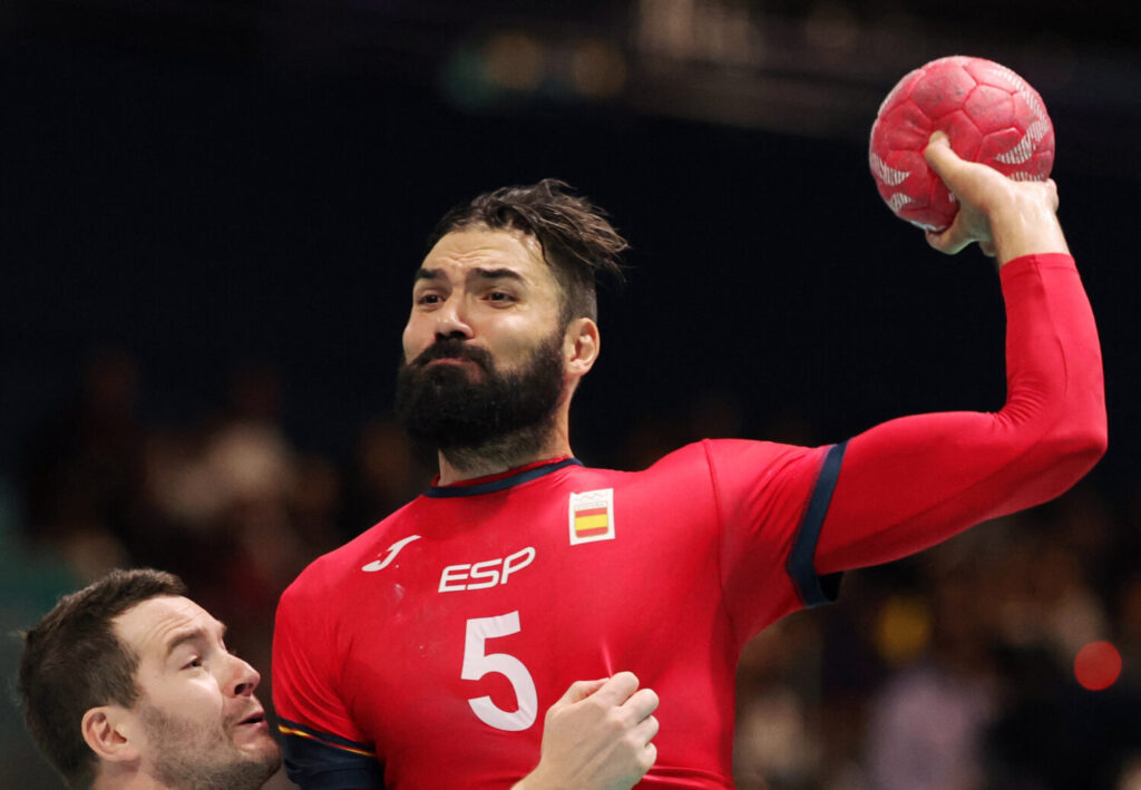 Balonmano - Ronda Preliminar masculina Grupo A - España vs Eslovenia - South Paris Arena 6, París, Francia - 27 de julio de 2024. Miha Zarabec de Eslovenia y Jorge Maqueda de España en acción (en la foto de izquierda a derecha) REUTERS/Eloisa López