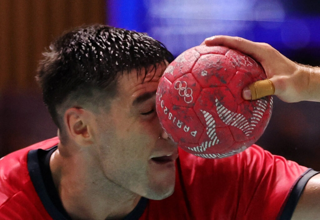 Balonmano - Ronda Preliminar masculina Grupo A - España vs Eslovenia / 27 de julio de 2024 / Abel Serdio de España en acción durante el partido REUTERS/Eloisa López