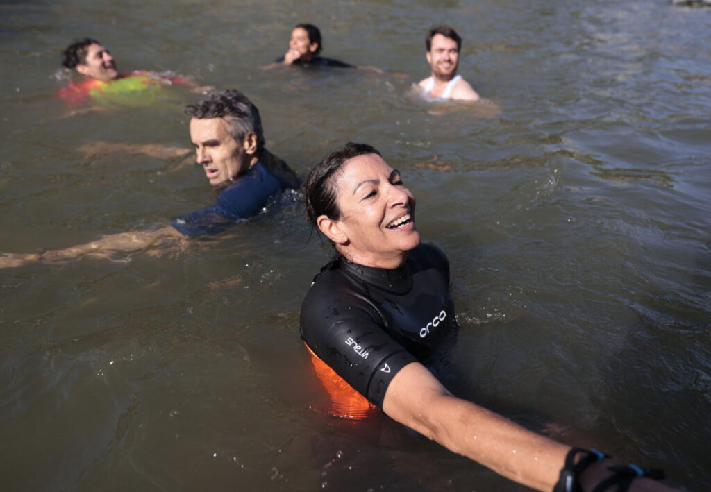 Alcaldesa de París, Anne Hidalgo, se baña en el río Sena antes de los Juegos Olímpicos / 17 de julio de 2024 / REUTERS / Abdul Saboor