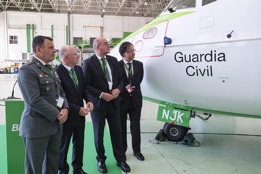 El presidente de Binter, Rodolfo Núñez (2i), ha presentado este martes el avión de la aerolínea que llevará el nombre de 'Guardia Civil', acompañado por el general jefe del cuerpo en Canarias, Juan Hernández Mosquera (i); y del delegado del Gobierno en las islas, Anselmo Pestana (2d). EFE/Ángel Medina G.