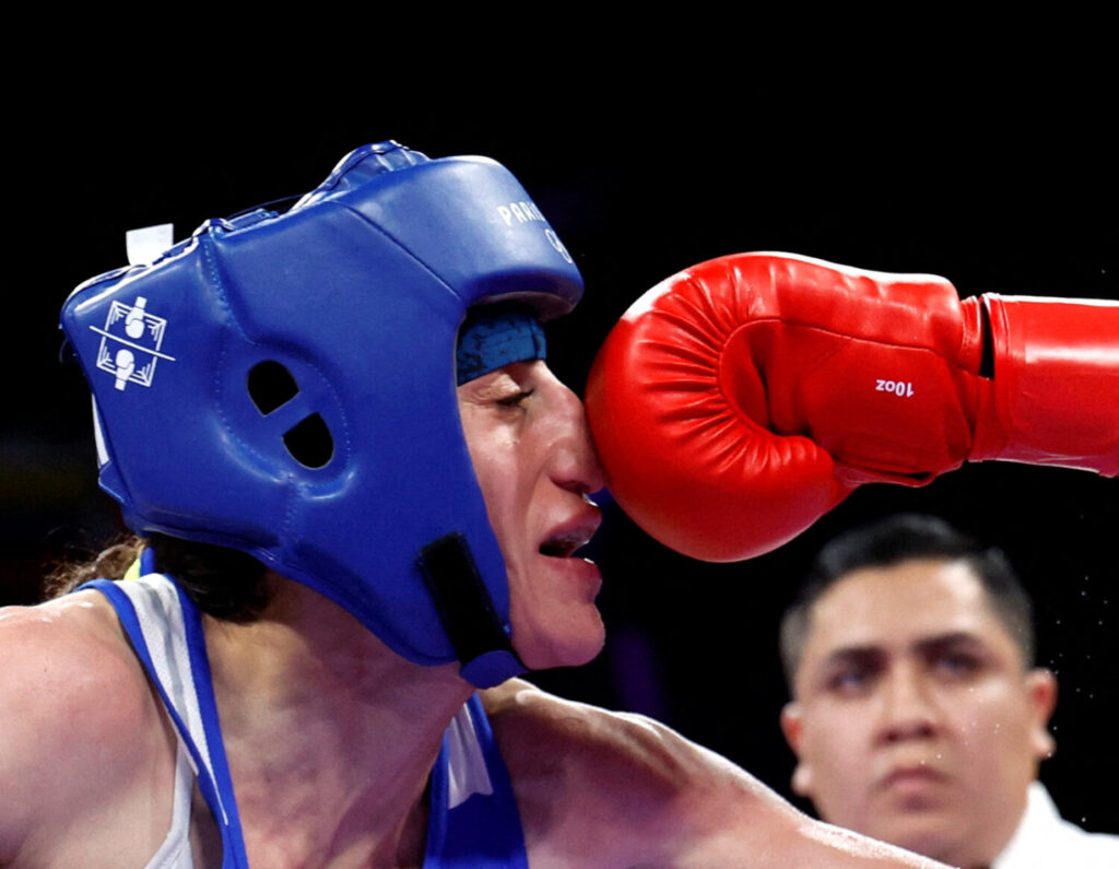 Boxeo - 60 kg femenino - Preliminares - Dieciseisavos de final - 27 de julio de 2024. Gizem Ozer de Turquía en acción con Alessia Mesiano de Italia REUTERS/Peter Cziborra