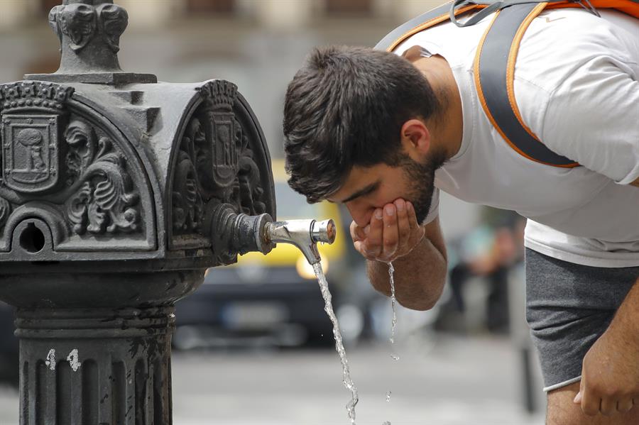 Un hombre bebe agua en una fuente pública. Imagen de recurso EFE
