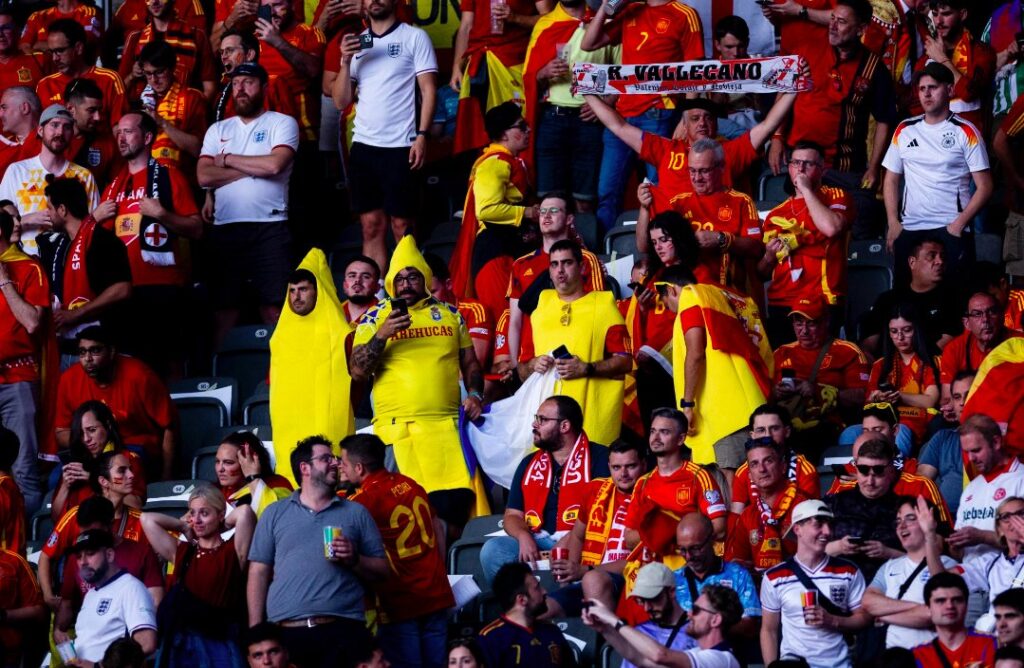 En la grada miles de aficionados españoles, entre ellos algunos canarios con la camiseta de la UD Las Palmas / Selección Española