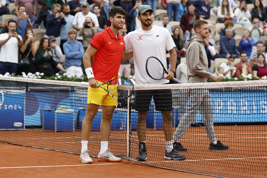 El tenista español Carlos Alcaraz (i) y el libanés Hady Habib posan antes de su partido de primera ronda individual masculino de tenis de los Juegos Olímpicos de París 2024 este sábado en París. EFE/ Juanjo Martín