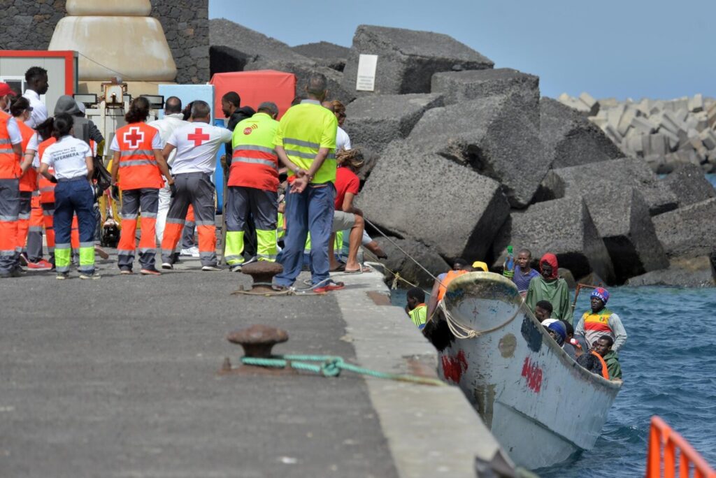 Rescatan un cayuco con 56 migrantes y los trasladan al puerto de La Restinga