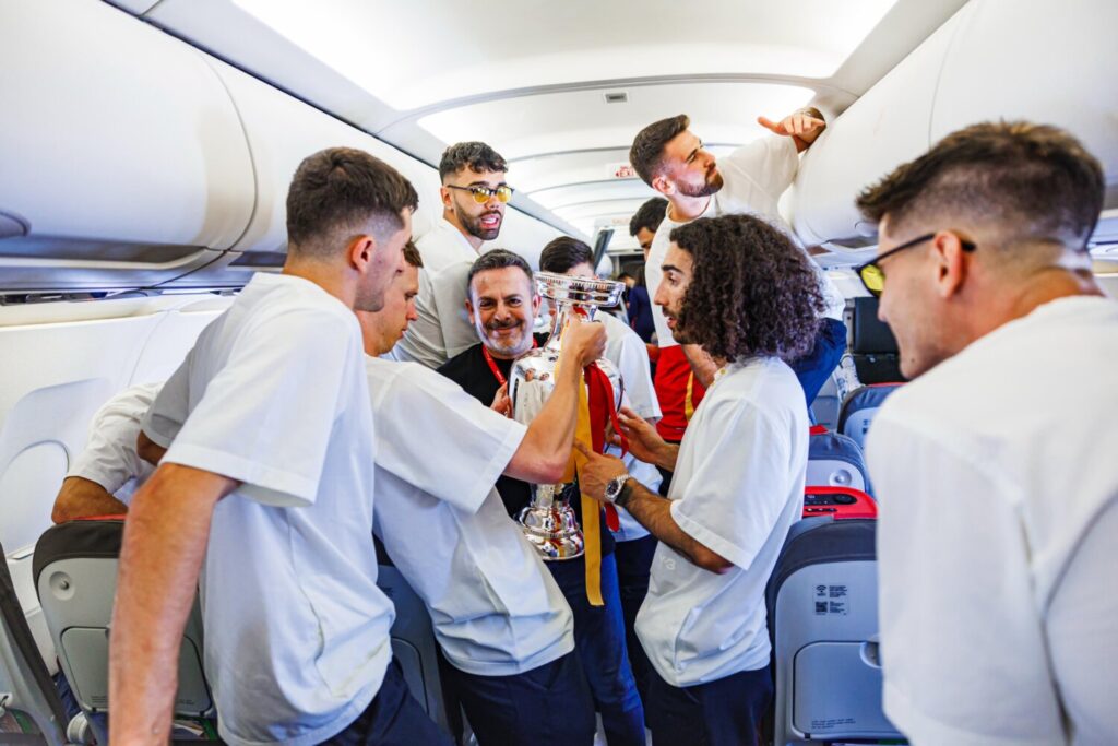 La copa de la Eurocopa la han paseado por todo el avión durante el transcurso del vuelo / Selección Española