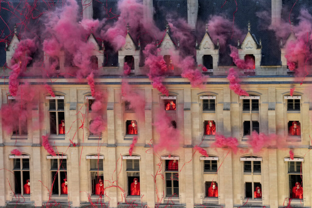  Ceremonia de apertura - París, Francia - 26 de julio de 2024. El humo se eleva cerca de las ventanas mientras los artistas participan durante la ceremonia de apertura de los Juegos Olímpicos de verano de 2024, el viernes 26 de julio de 2024, en París, Francia. Bernat Armangue/Pool vía REUTERS