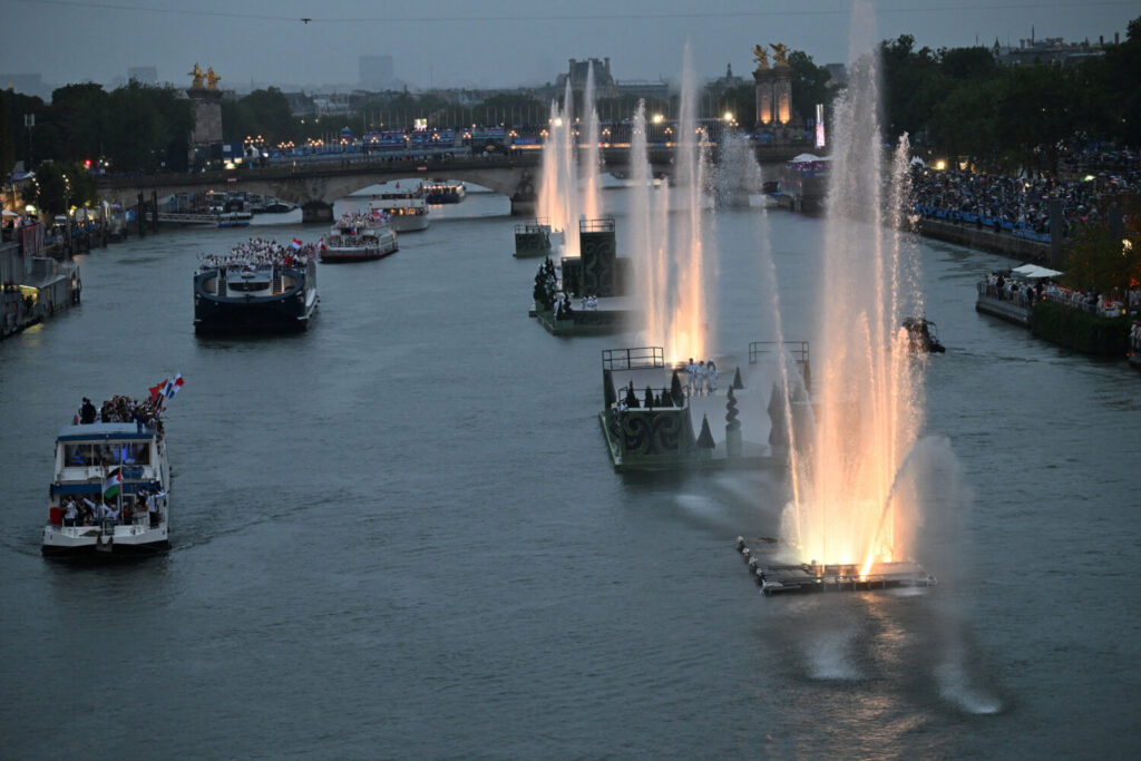 Espectáculo de luces en el río Sena durante la ceremonia de inauguración de los Juegos Olímpicos / Hu Huhu/Pool vía REUTERS
