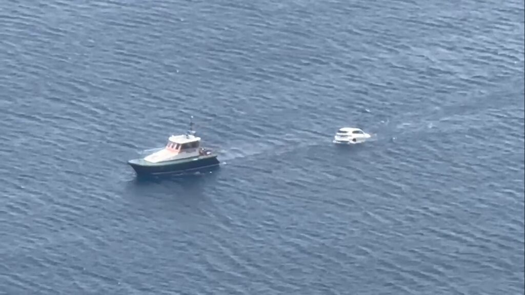 Rescatan un coche caído al mar en el Puerto de La Estaca