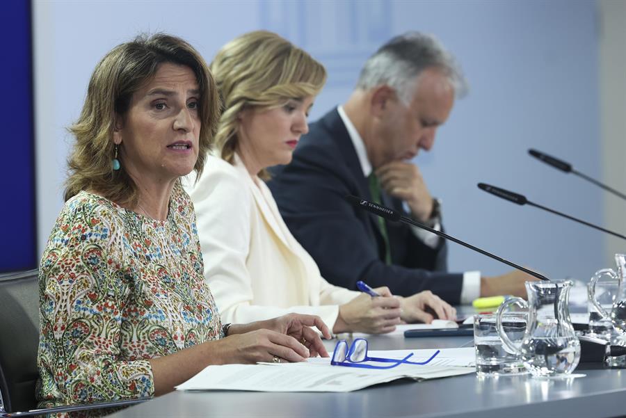 La ministra portavoz, Pilar Alegría, la vicepresidenta tercera y ministra para la Transición Ecológica y el Reto Demográfico, Teresa Ribera, y el ministro de PolíticaTerritorial y Memoria Democrática, Ángel Víctor Torres, este martes durante rueda de prensa posterior el Consejo de Ministros.-EFE/ Kiko Huesca