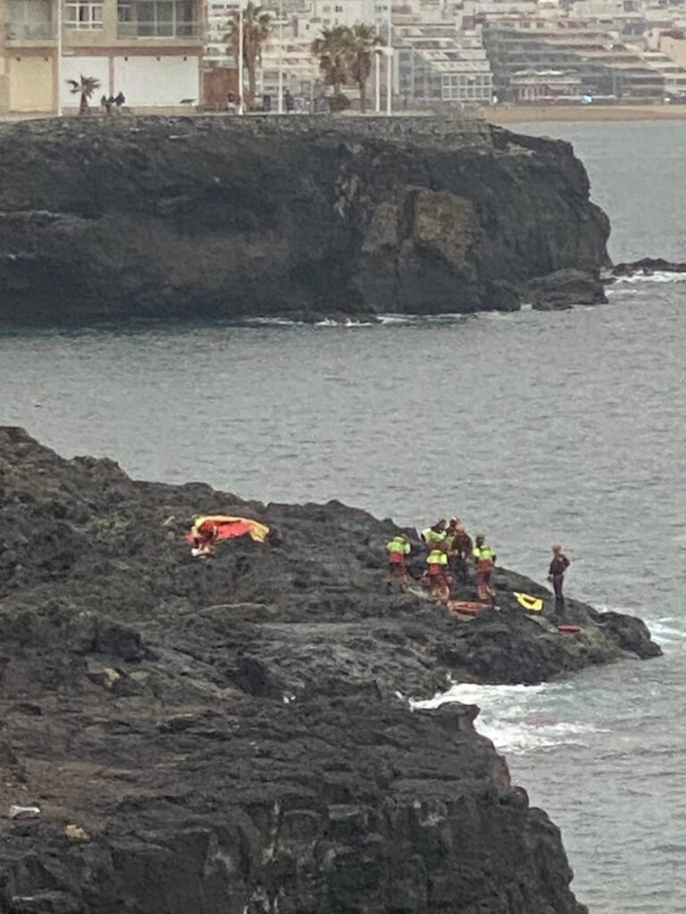 El cuerpo sin vida de una mujer de 89 años fue encontrado en la tarde de este lunes flotando en la playa de El Confital