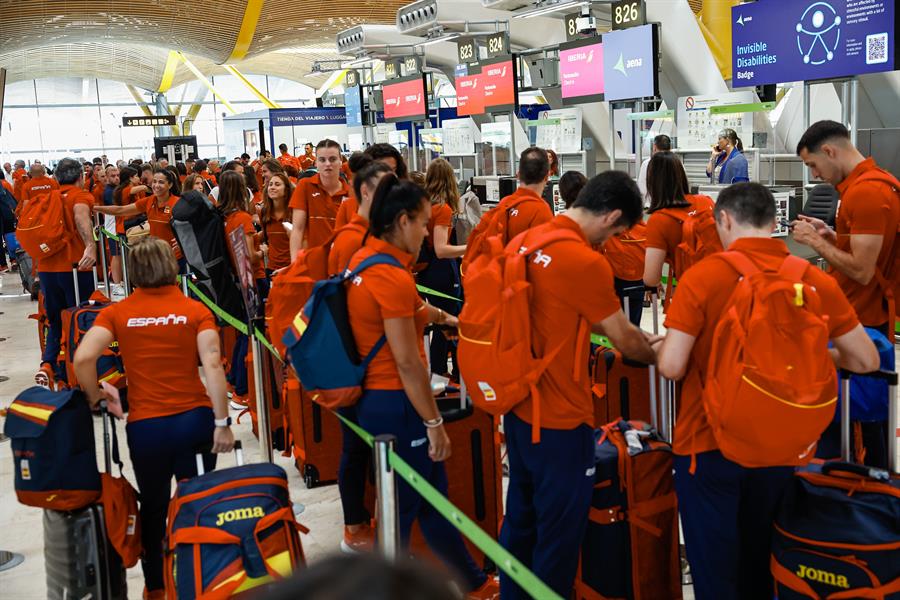 Los deportistas españoles en las colas de facturación del aeropuerto Adolfo Suárez - Madrid Barajas para viajar a París y disputar los Juegos Olímpicos, este martes.EFE/ J.P.Gandul