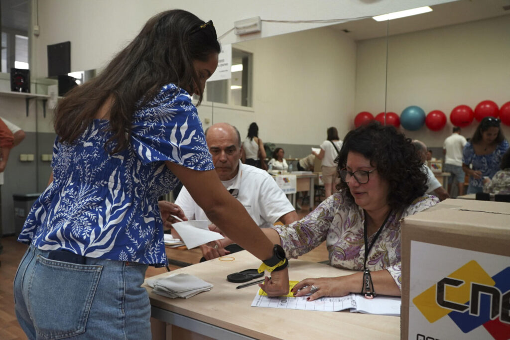 Abren sin incidentes los colegios electorales de Venezuela en España