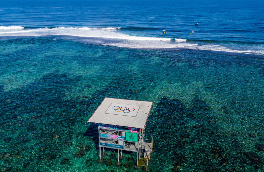 La torre para los jueces se ve durante una sesión de entrenamiento de surf en Teahupo'o, Tahití, Polinesia Francesa / 21 de julio de 2024 / Reuters / Manea Fabisch 