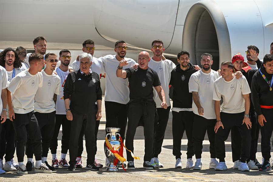 El presidente de la selección española, Pedro Rocha (6i), junto al seleccionador, Luis de la Fuente (c), y los jugadores, a su llegada al aeropuerto Adolfo Suárez Madrid-Barajas, este viernes en Madrid, tras haberse proclamado campeones de la Eurocopa al vencer ayer en la final a Inglaterra. EFE/ Fernando Villar