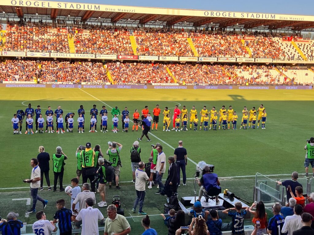 Alrededor de 12.000 espectadores presenciaron el choque entre el Inter de Milán y la UD Las Palmas / UD Las Palmas 