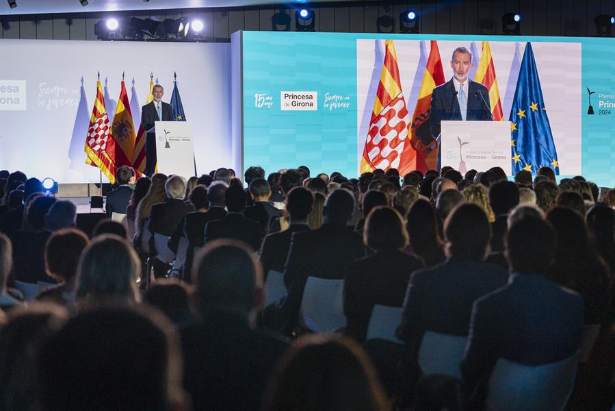 El rey Felipe VI durante la ceremonia de entrega de los Premios Princesa de Girona 2024 hoy miércoles en Lloret de Mar. EFE/David Borrat.
